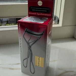 Shiseido Ögonfransböjare - Säljer denna helt oöppnade Shiseido ögonfransböjaren som jag köpte från Japan! Kommer även med 1 Shiseido Refill! På första bilden ser ni översättning från japanska till svenska. Väldigt populär i Japan, slutsåld på flera ställen. Pris kan diskuteras!