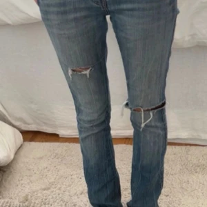 Jeans med hål - Jätte fina lågmidjade jeans med hål💕