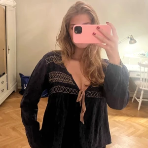 Odd Molly Blus - Super sött blus från Odd Molly, ena knappen längst ner på ärmen har lossnat men går lätt att sy på en ny 🩷🧡Pris går absolut att diskutera vid snabb affär!!