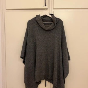 Poncho  - Säljer denna fina gråa ponchon ifrån ginatricot i storlek onesize. Super mysig nu till hösten! Bra skick 🌸