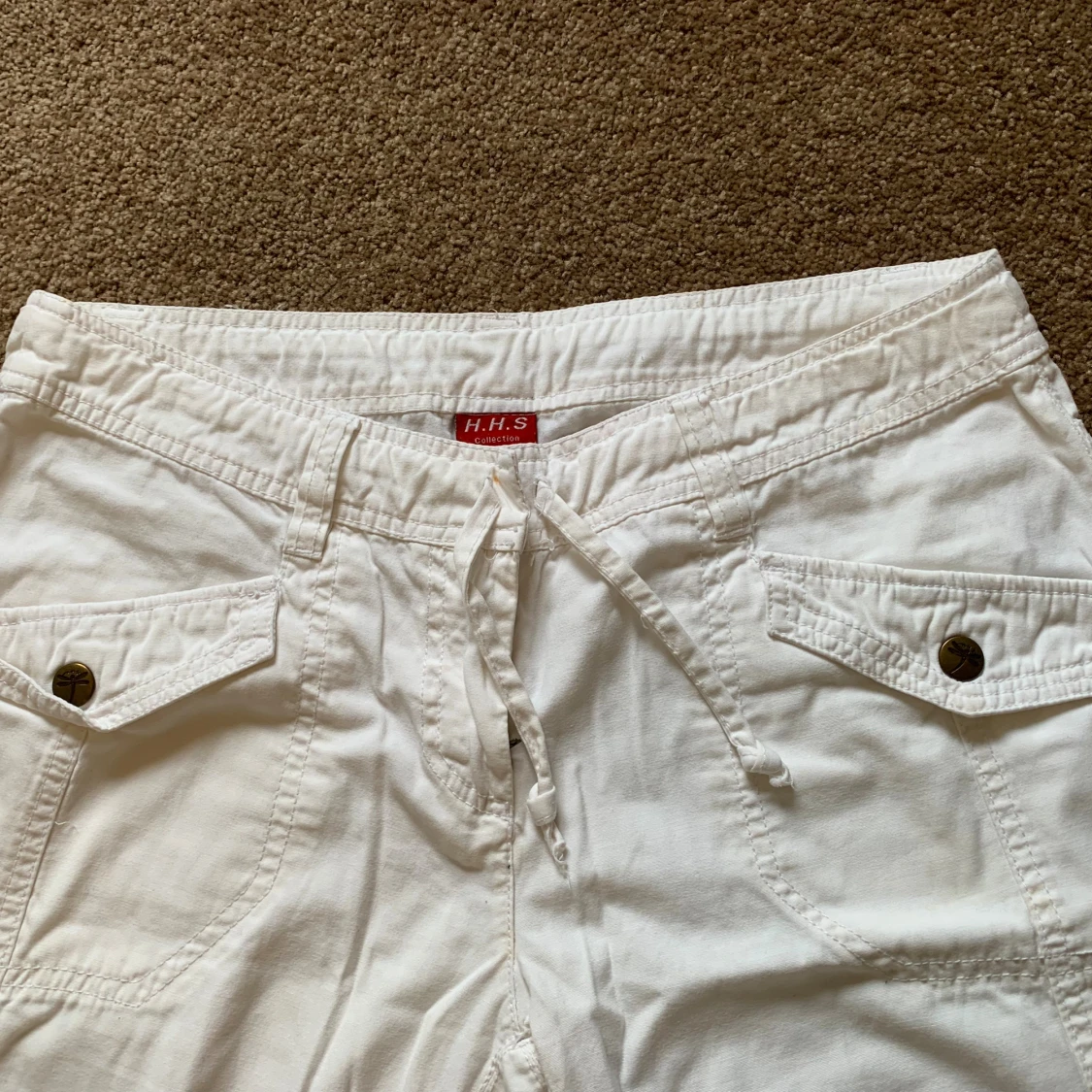 Vita cargopants från H.H.S med broderi - 2