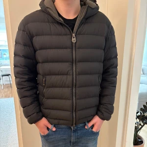 Colmar jacka  - Säljer nu min sjukt feta colmar i jätte bra skick passar perfekt nu till kallare årstiderna nypris runt 4000 mitt pris 1800 (pris ej hugget i sten)