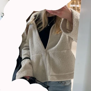 Beige teddyjacka  - Beige teddyjacka från hm, bra skick inga tecken på användning! Säljer då jag inte använder den