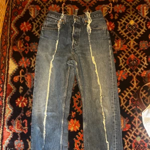 Levi's 501 blå jeans med slitningar - Levi's 501 jeans i klassisk blå denim med raka ben. Passar bra som oversized!