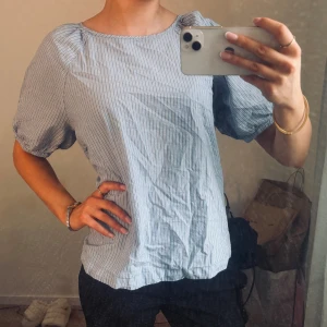 Blus - Super söt blå randig blus🤗