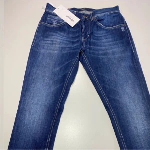 Dondup George - Snygga Dondup George i storlek 29. Jeansen är som nya, alltså väldigt bra skick. Tags medföljer. Tveka inte på att skriva🙌