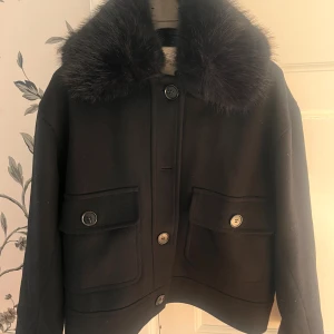 Neo noir pitti wool jacka - Ifrån neonoir, ser ut som meotine💕 Nypris: 1920kr, köptes förra hösten och är sparsamt använd ca 3 gånger så är nyskick men drar ner priset lite då den har tappat en knapp. Men inget man tänker på och jackan är fortfarande lika fin 💕 passar S/M. Går inte att köpa längre då den är slutsåld hos dem!
