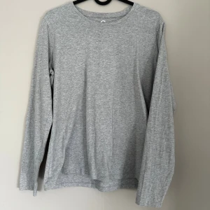 Grå långärmad basic tröja - Enkel och stilren grå långärmad tröja 