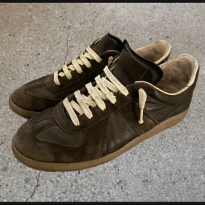 Asfeta maison margiela gats - ÄKTA! Maison margiela gats. Asfeta passar till allt. Rätt bra skick förutom ett litet hål på sista bilden(kan lagas hos skomakare för billig peng). Storlek 41 men passar betydligt större(har 42-43 själv) kom gärna med frågor😊