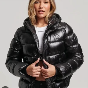 Superdry jacka  - Säljer min svarta dunjacka från superdy endast använd en vinter. Jackan finns inte att köpa längre men köptes för 1500💕