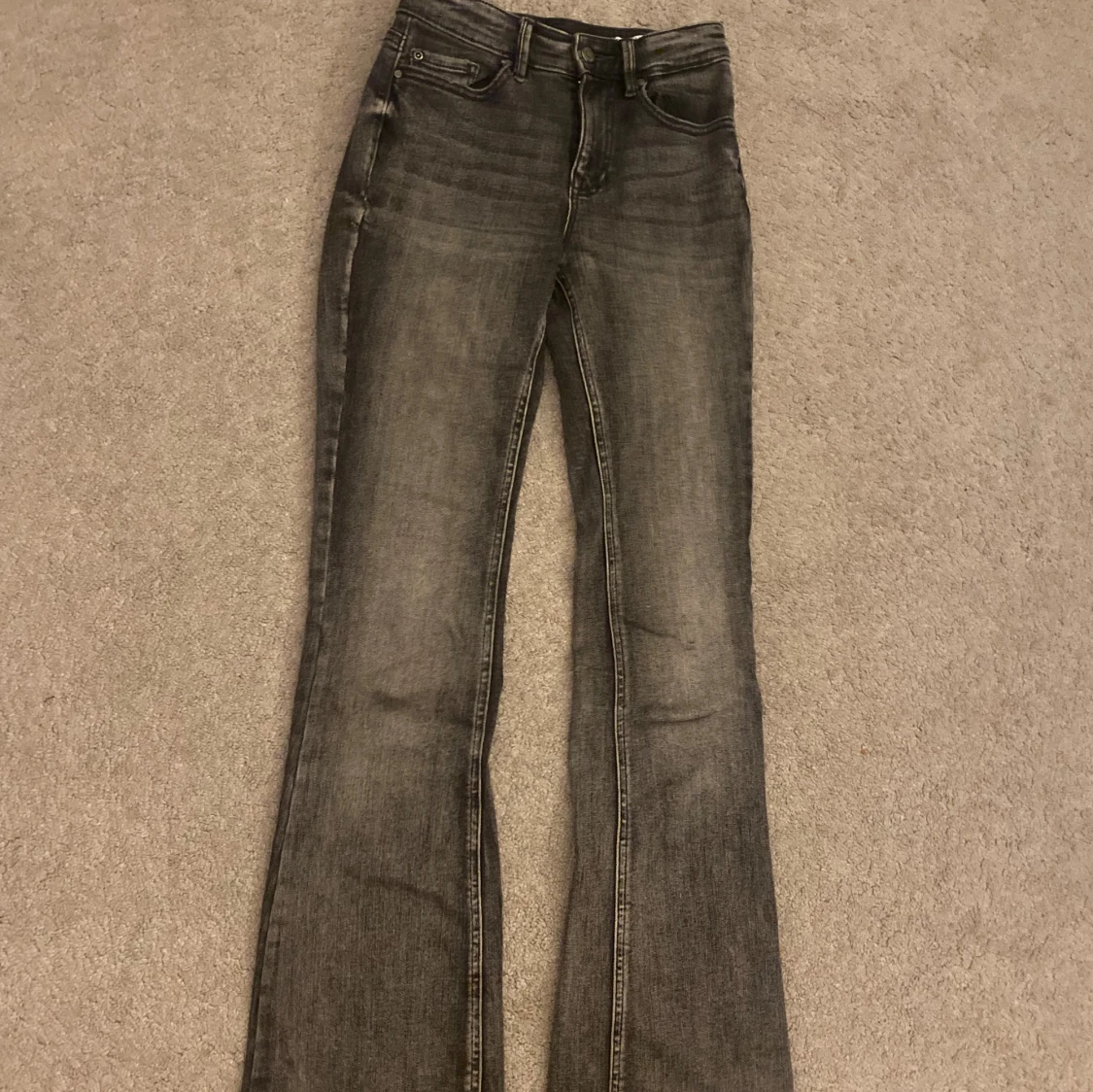 Bootcut svarta jeans med slitning - 4