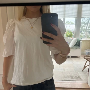 Vit blus med puffärmar - En supersöt topp med puffärmar💓 Aldrig använd!