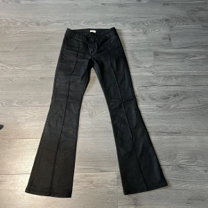 Svarta bootcut byxor från Nelly - Säljer dessa skitsnygga lågmidjade byxor från Nelly. Helt nya då jag fick hem dem igår men va lite förstora och råka ta bort lappen så kan inte skicka tillbaka. Kan även byta mot ett par i 34. 