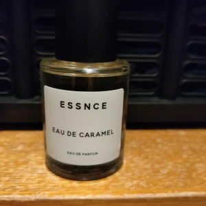 Essnce Eau de caramel  - Har testat den med 4 sprut men känner att det inte är min doft. Se bild för mängd.   (Tog bort gamla annons för det kom upp att det va gratis frakt) 