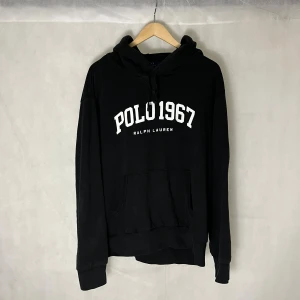 Ralph Lauren hoodie - Riktigt soft raffe Hoodie. Storlek L, modellen är 185. Väldigt fint skick. 