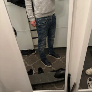 Jeans Jack and Jones 28/30 - Säljer ett par klassiska blå Jack and Jones jeans med snygg tvätt och smal passform. Jeansen har fem fickor, normal midja och är tillverkade i slitstarkt denim. Perfekta för dig som gillar en modern och stilren look. Storlek 28/30
