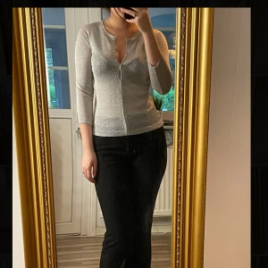 Glittrig kofta  - Säljer denna jätte fina unika koftan. Den är glittrig och lite genomskinlig vilket gör att den passar bra till många olika tillfällen då man kan både klä upp den med en kjol eller klä ner den till vardags med ett vitt linne under och kostmbyxor!