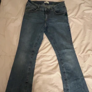 Blåa jeans  -  2-3 gånger använda fortfarande jätte bra kvalitet, låg midjade och jätte fin färg.