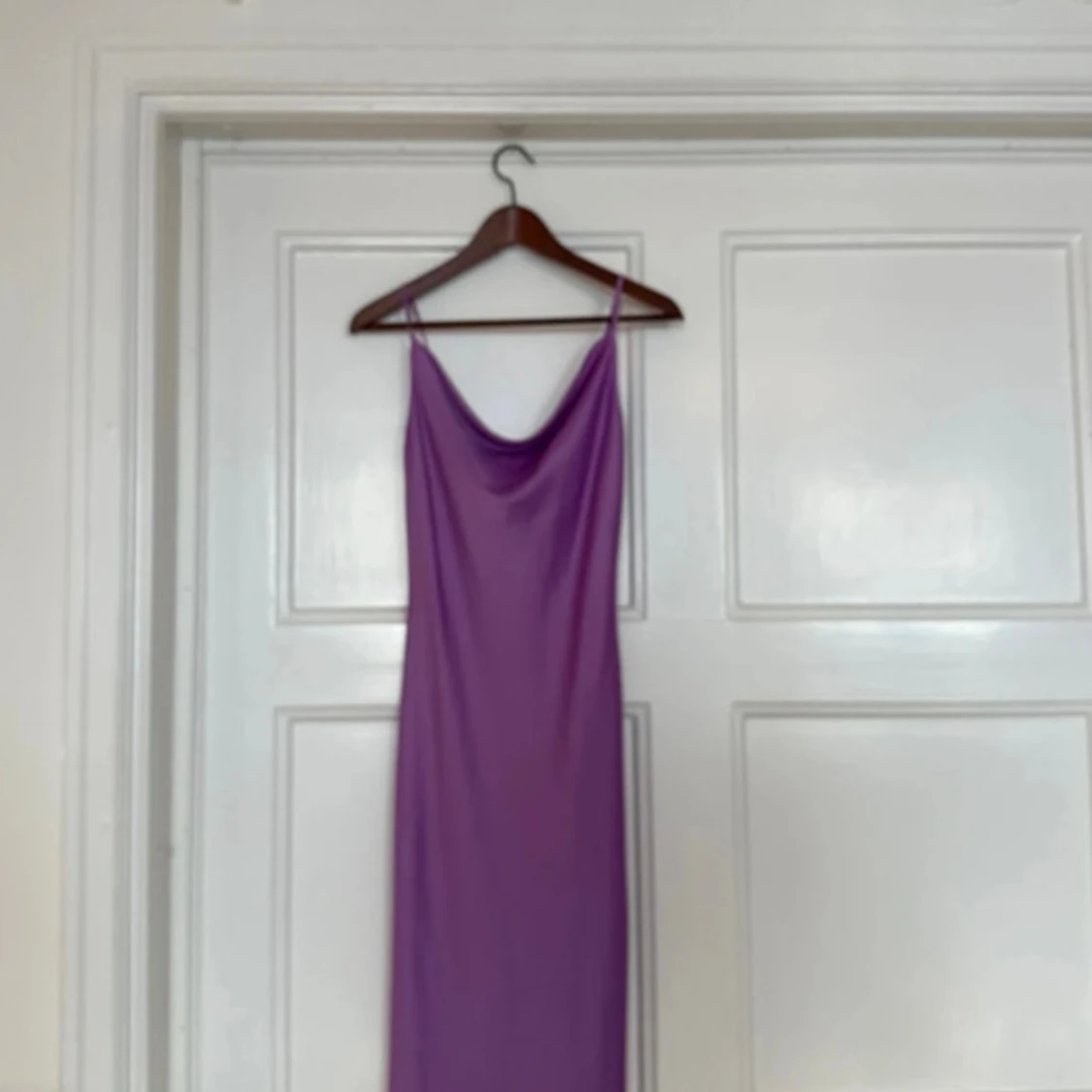 Lila långklänning med smala axelband