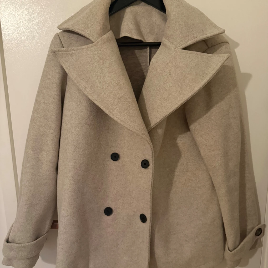 Beige skepparkavaj med bred krage