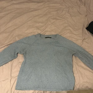 Ljusblå stickad tröja - En fin stickad blå tröja från Vero moda. Har blivit använd. storlek M