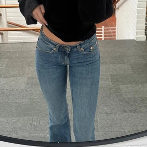 Lågmidjade jeans - Lågmidjade jeans från lager 157 i modellen ”low boot”. Endast använda 2 ggr, jättebra skick, stl xxs/full length o passar bra i längden på mig som är 165🤍
