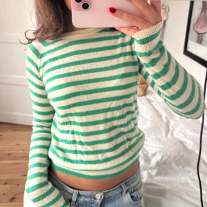 Randig ull tröja  - Så snygg randig tröja u 100% ull! Observera att den har haft hål som lagats se bild 