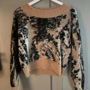 Beige och svart stickad tröja - Beige och svart stickad tröja från hm med bredare krage. Från h&m studios🤗