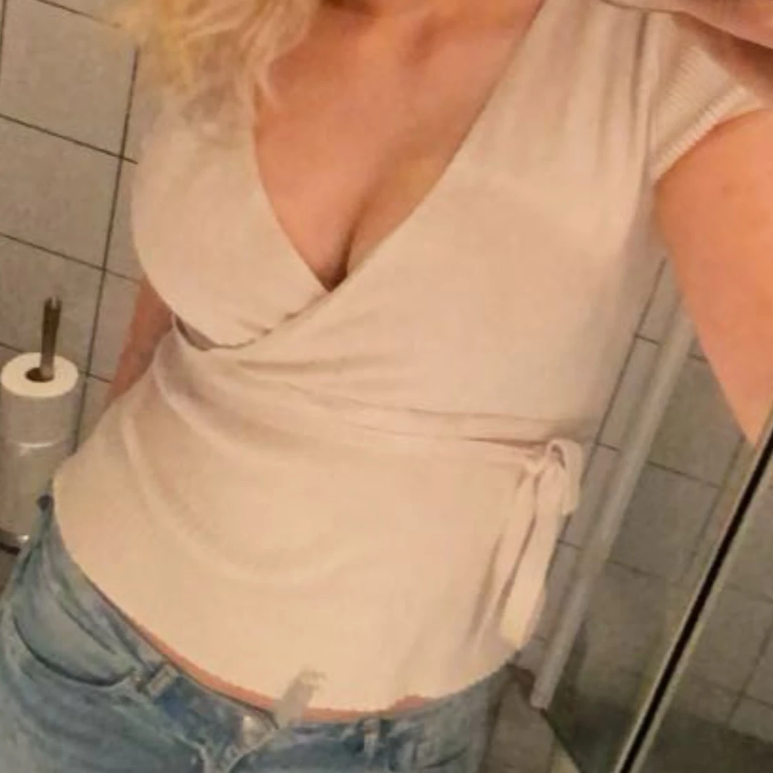 Beige omlottopp med knyt i midjan - 1