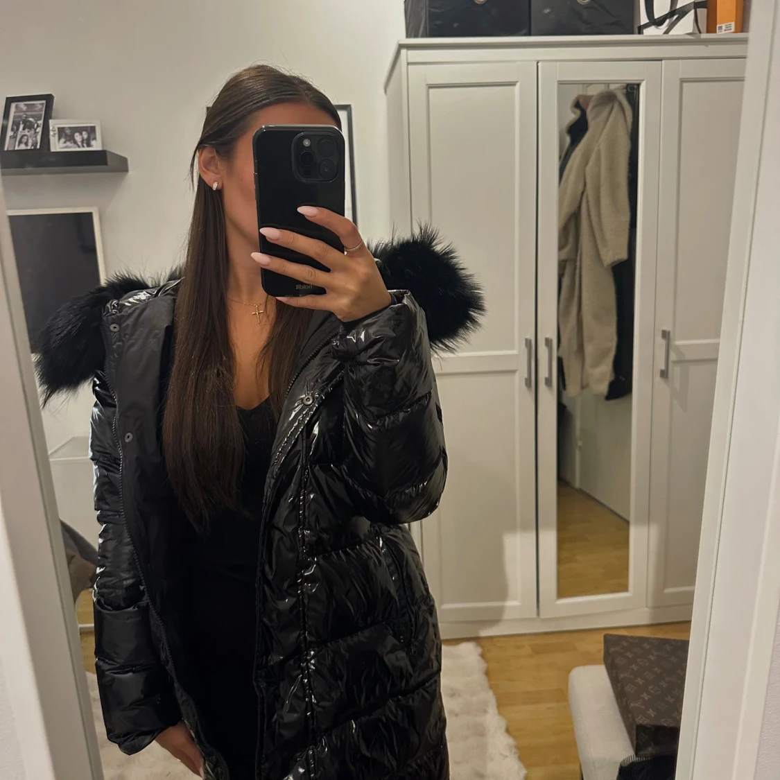 Svart lång pufferjacka med päls