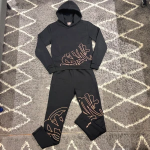 Syna World Tracksuit - En skön Syna World tracksuit. Funkar för mycket bra för hösten och vintern. Den är i storlek S. Jag är 180cm, 67kg och den sitter perfekt på mig.