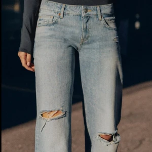 Zara jeans - As snygga lowwaist wide jeans från Zara, ljusblå färg med hål och slitningar. Andvända fåtalgånger är i fint skick! Orginalpris 399kr. 💞köp gärna genom ”köp nu” så postar jag innom ett dygn!