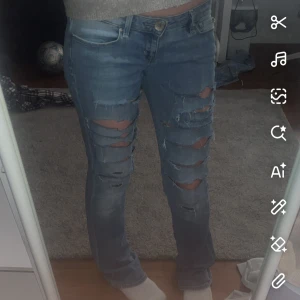 Blåa jeans med trassig framsida bootcut low waist  - De ska vara trasiga i framsidan, säljer dom för dom inte passar riktigt bra i midjan annars super fina! 