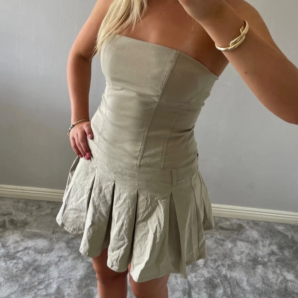 Axelbandslös volang klänning / bandeau - 1