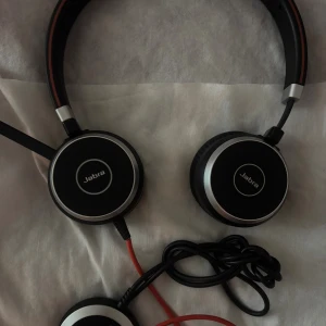 Jabra Evolve 40 UC + Mono-headset - Det är ett professionellt headset som är utformat för att förbättra koncentration och samtal.  Headsetet har en bullerdämpande mikrofon och öronkuddar som ger passiv bullerdämpning. Kan gå ner i pris vid snabb affär 