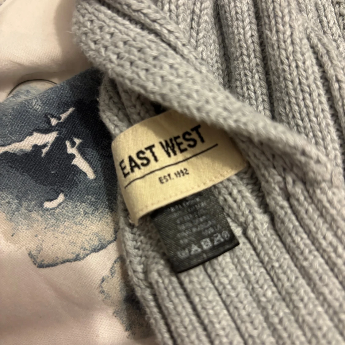 Ljusgrå ribbstickad halsduk East West - 1