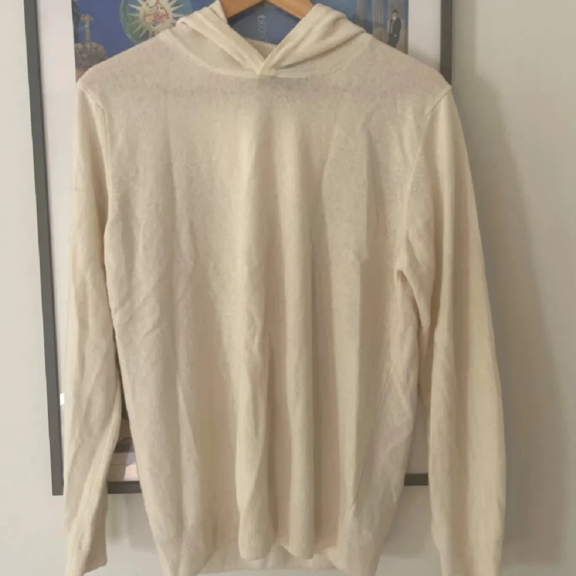 Beige hoodie i tunn stickad ull