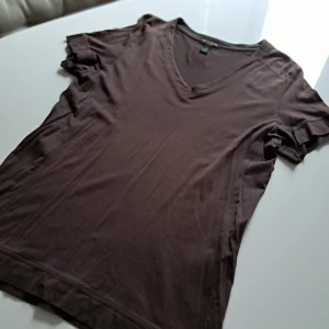 Brun v-ringad t-shirt Roberto Cavalli - Brun t-shirt från Roberto Cavalli at H&M i storlek L. T-shirten har v-ringning, korta ärmar och är tillverkad i 100% bomull. Enkel och stilren modell som passar perfekt till jeans eller shorts.