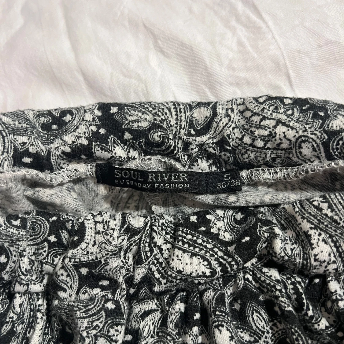 Svarta paisleymönstrade byxor från Soul River - 2