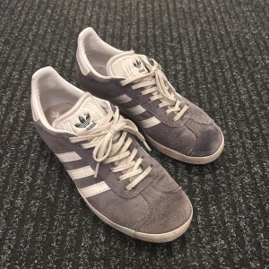 Adidas Gazelle blå - Ett par Blå sneakers från Adidas. I storlek 39 1/3 väl använda men inga hål💗( sulan har hål men går att lätt köpa en ny sula)💓