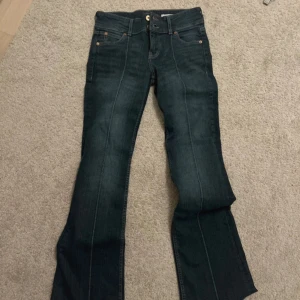 Blå bootcut jeans från Bershka - Snygga mörkblå jeans från Bershka i bootcut-modell. Aldrig använd 💕