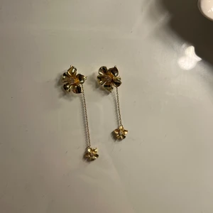 IOAKU örhängen guld  - Säljer dessa fina örhängen ifrån IOAKU i guld då dom inte kommer till användning som jag hoppades på! Väldigt gott skick! Nypris 599. Säljer för 250