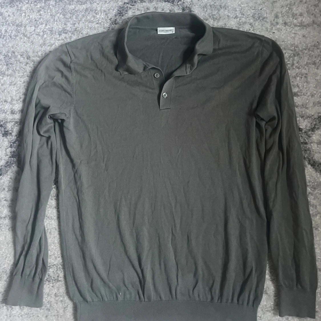 Mörkgrå pikétröja från John Henric