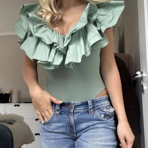 Zara body - Supersnygg body ifrån Zara i storlek M, men passar mig som vanligtvis har S/XS. Knappt använd så i fint skick!