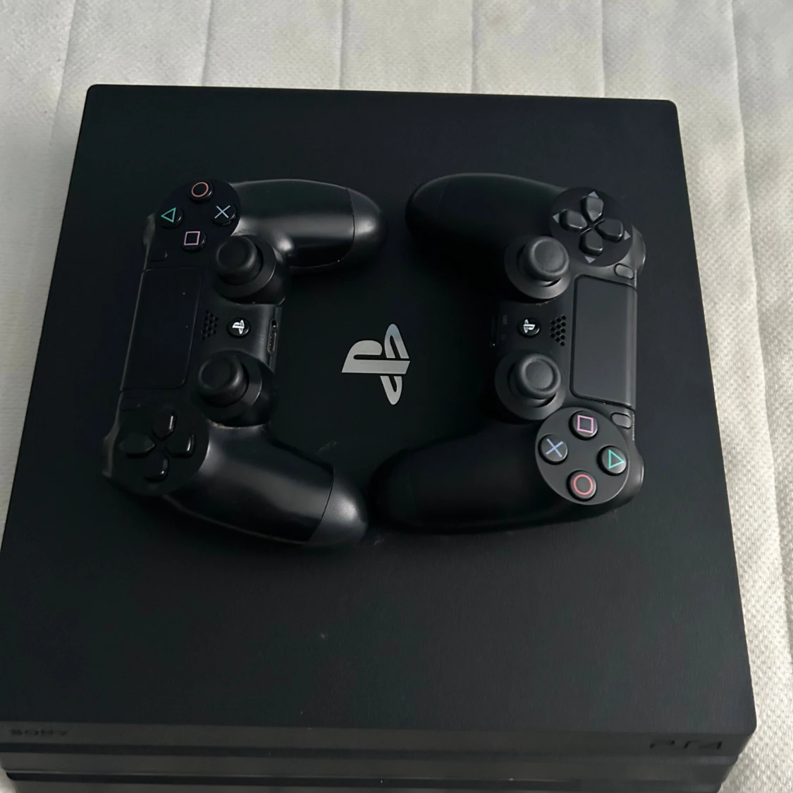 PlayStation 4 Pro med två DualShock 4-kontroller
