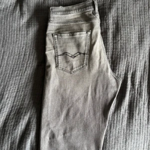 Grå Replay jeans - Säljer ett par riktigt feta Replay Thad. Inga defekter och helt perfekta nu till vintern. De passar perfekt på mig och jag är 181cm och 64kg. Hör av dig vid fundering😁