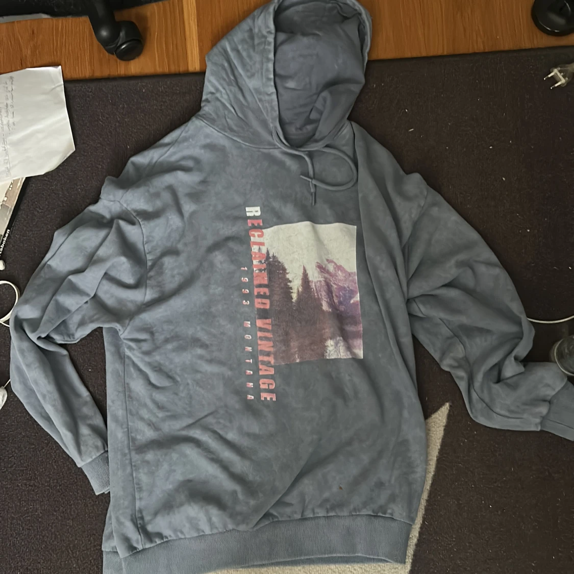 Blå hoodie Reclaimed Vintage Montana (small men sitter som en medium)