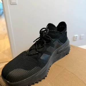 NMD S1 Adidas sneakers  - Endast använda en gång. Nypris: 2000 kr. Storlek 44 2/3. 