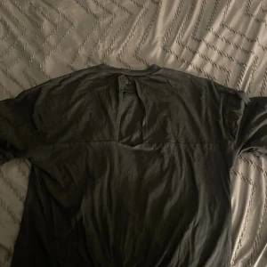 Svart tröja  - En svart enkel och vardaglig tröja med en öppen del i ryggen 