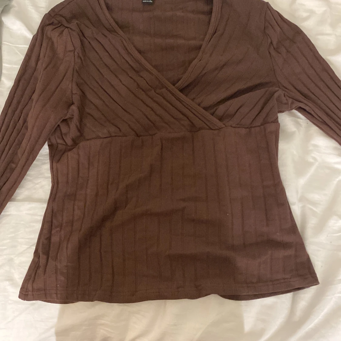 Brun omlottop med ribbad struktur